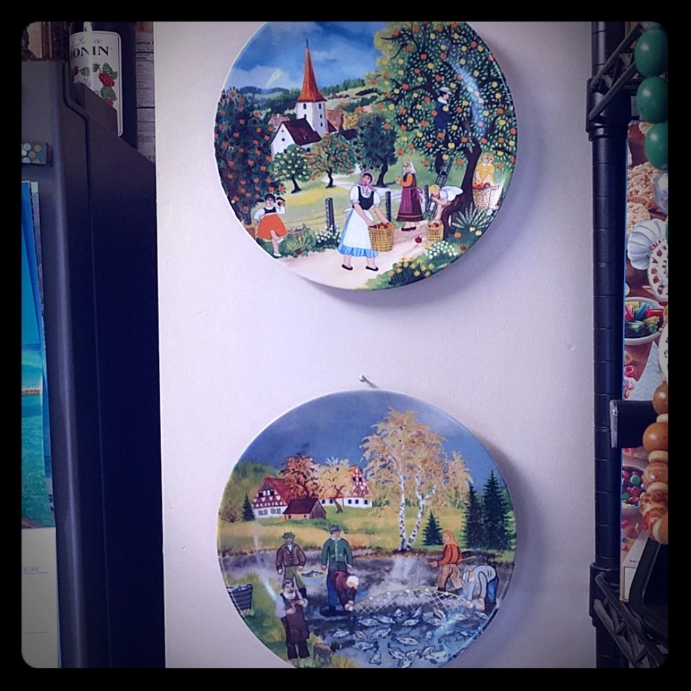 2 pc.decorative folk art plates.perfect cond.
